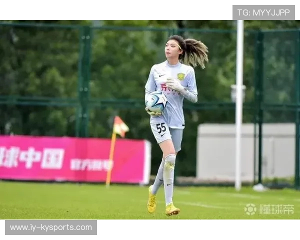 女足比赛选手赛场表现稳定，球迷欣喜观望，女足表现很亮眼